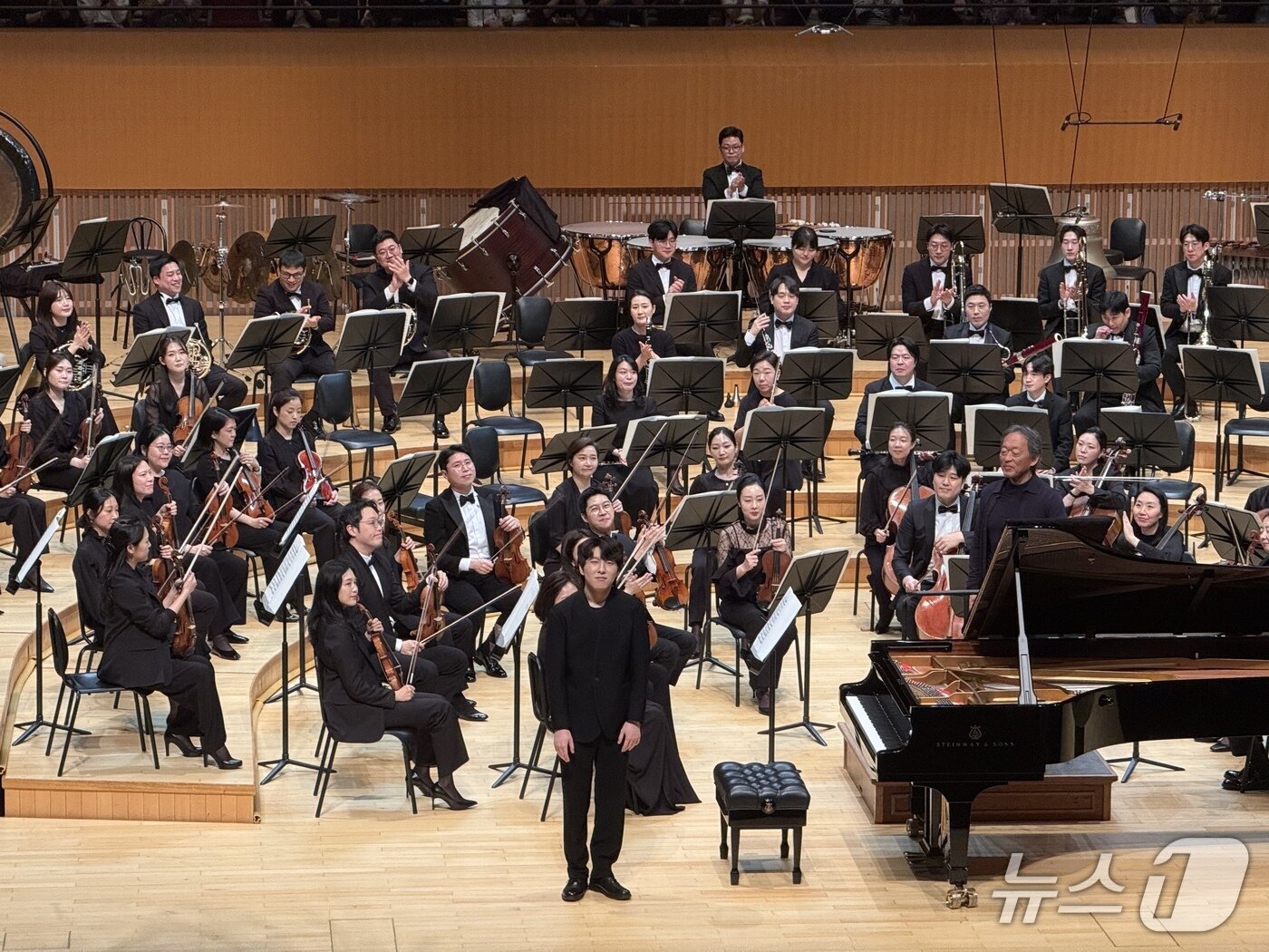 본문 이미지 - 지난 12일 피아니스트 김세현이 협연을 마치고 관객 앞에 선 모습. 오른쪽은 정명훈 지휘자.ⓒ 뉴스1 정수영 기자