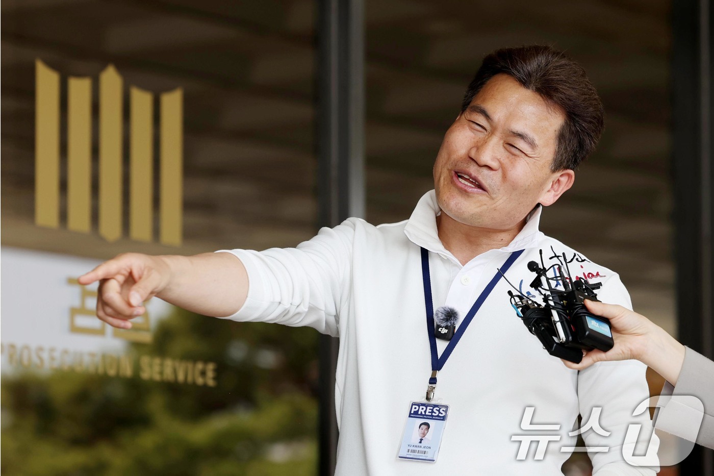 (서울=뉴스1) 조연우 인턴기자 = 전한길 한국사 강사 출신 보수 유튜버가 13일 사전 구속영장 청구와 관련한 조사를 앞두고 서울 서초구 서울중앙지검 앞에서 입장을 밝히고 있다. …