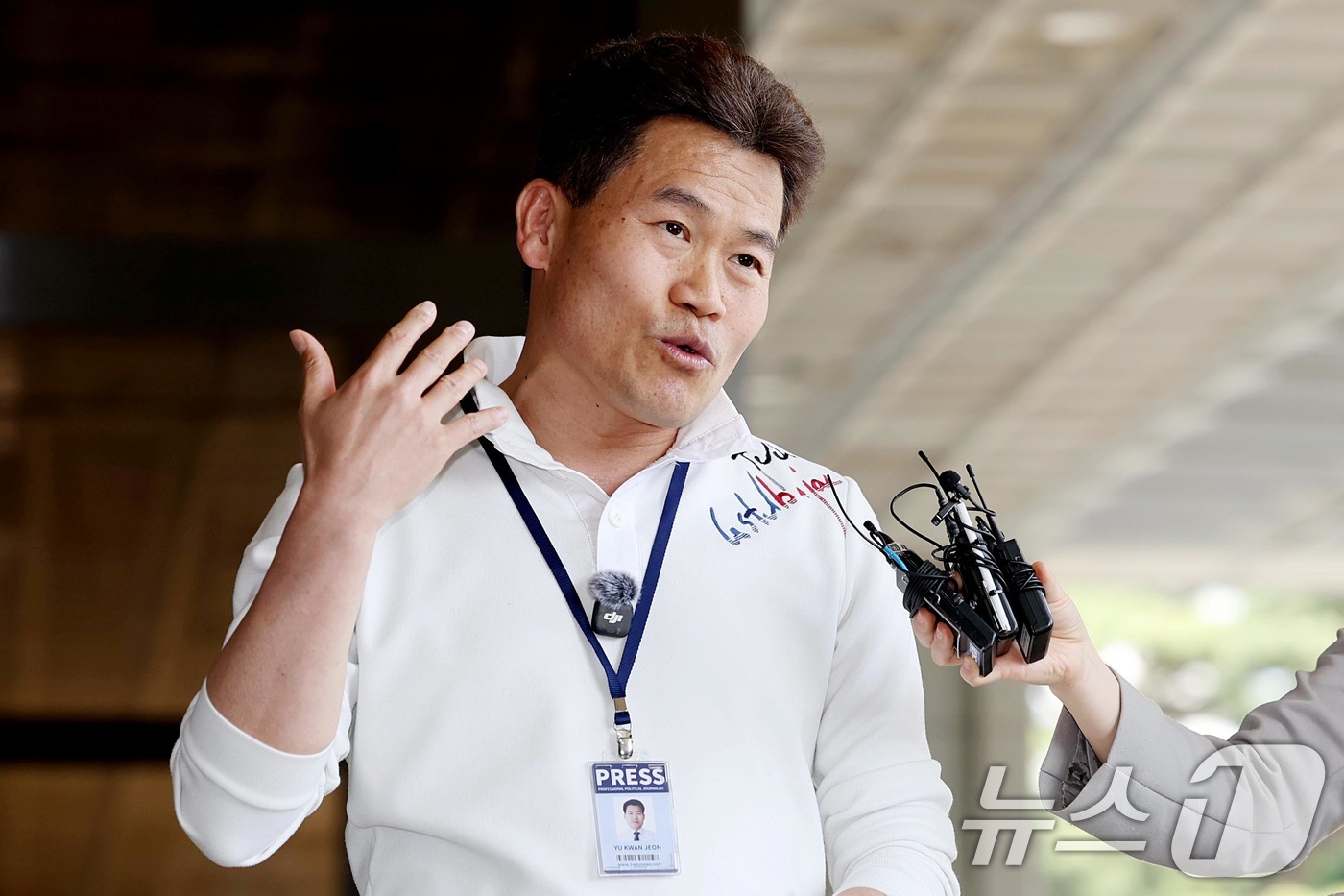 (서울=뉴스1) 조연우 인턴기자 = 전한길 한국사 강사 출신 보수 유튜버가 13일 사전 구속영장 청구와 관련한 조사를 앞두고 서울 서초구 서울중앙지검 앞에서 입장을 밝히고 있다. …