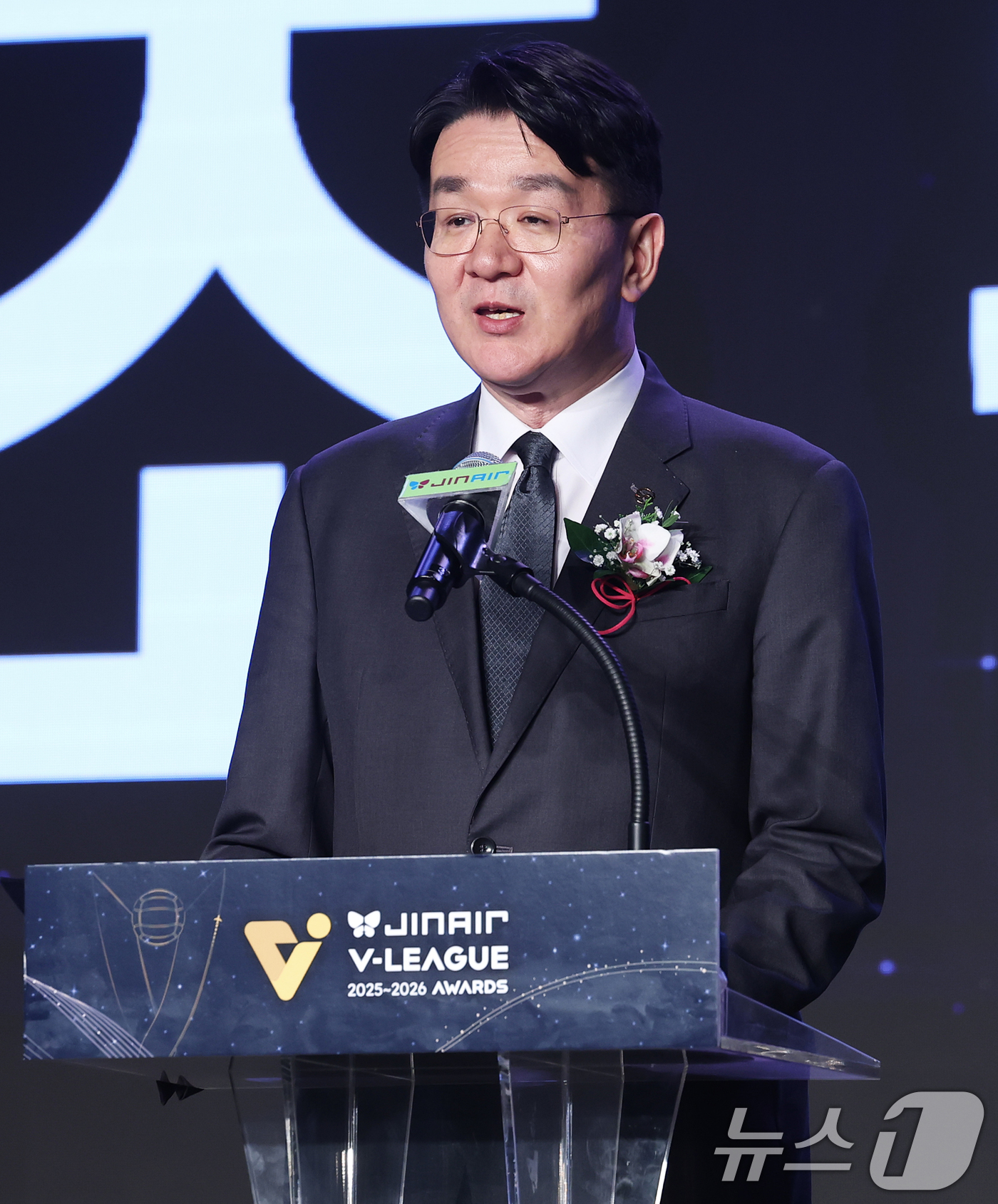 (서울=뉴스1) 오대일 기자 = 조원태 한국배구연맹 총재가 13일 오후 서울 광진구 그랜드 워커힐 호텔에서 열린 프로배구 진에어 2025-2026 V리그 시상식에서 환영사를 하고 …