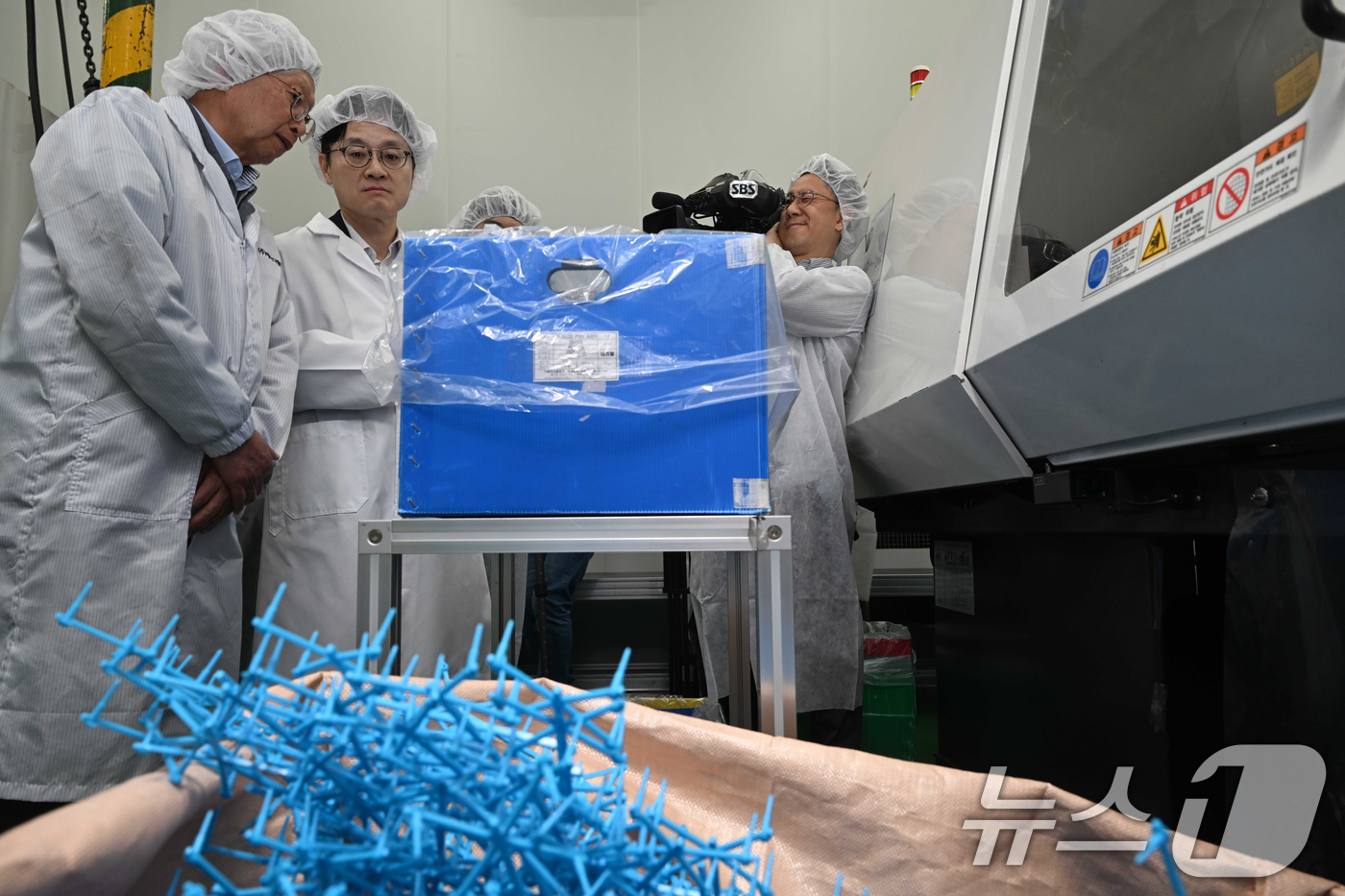 (안산=뉴스1) 김영운 기자 = 김정관 산업통상자원부 장관이 13일 경기 안산시 단원구 에이디켐테크 본사에서 석유화학 중간제품인 의료용품 원료 수급 상황을 점검하고 있다. (공동취 …