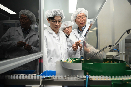 의료용품 원료 수급 상황 점검하는 김정관 장관