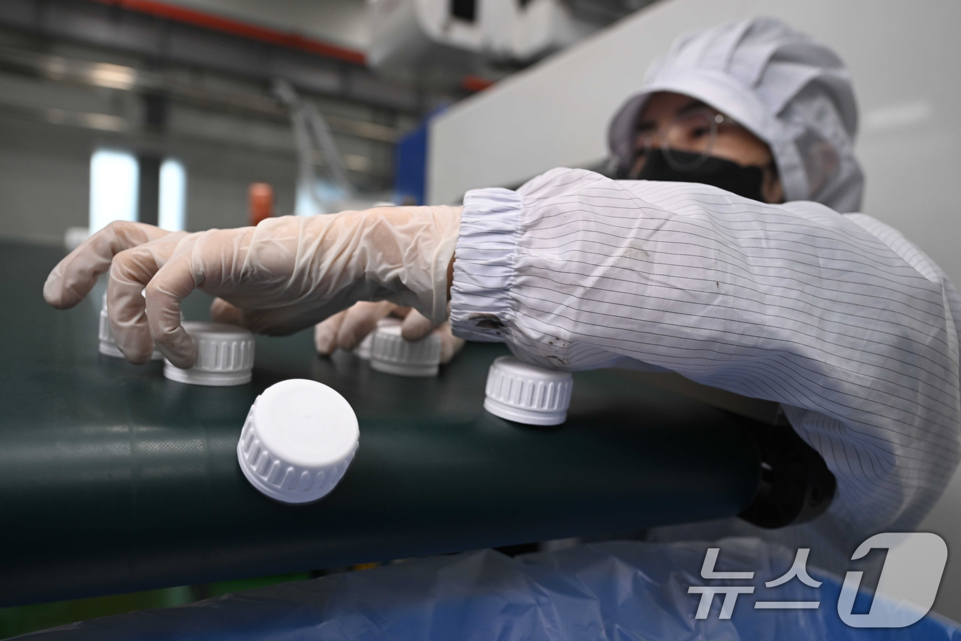 (안산=뉴스1) 김영운 기자 = 미국과 이란 간 종전 협상이 결렬되며 중동산 원유와 생필품 원재료 수급 불확실성이 커진 13일 경기 안산시 단원구 에이디켐테크 본사에서 직원이 석유 …