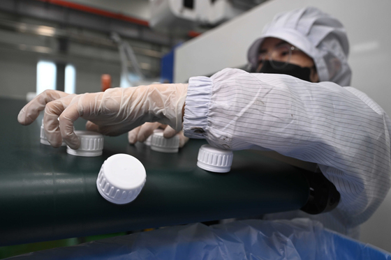 의료용품 원료 수급 상황 점검하는 관계자