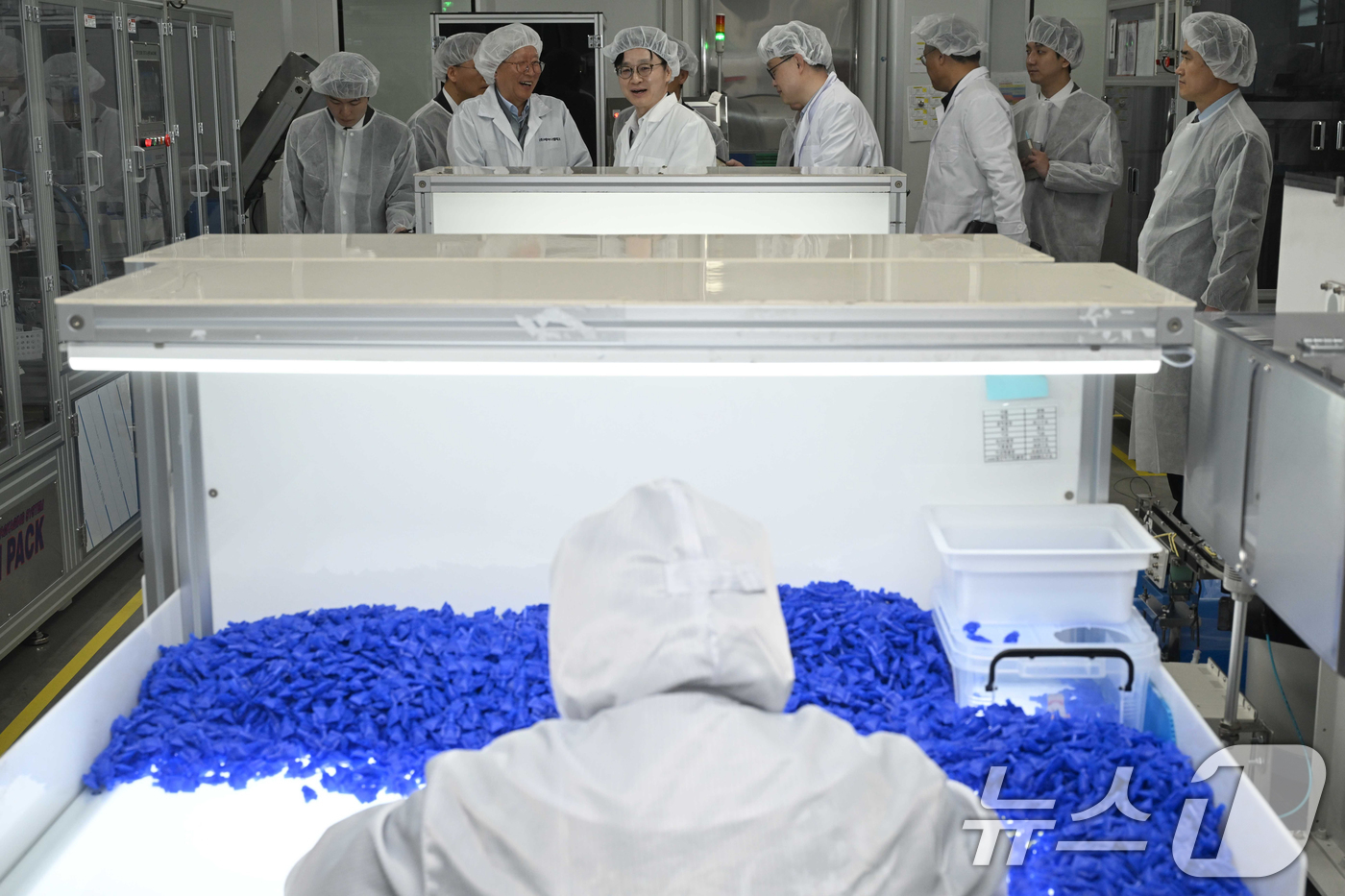 (안산=뉴스1) 김영운 기자 = 김정관 산업통상자원부 장관이 13일 경기 안산시 단원구 에이디켐테크 본사에서 석유화학 중간제품인 의료용품 원료 수급 상황을 점검하고 있다. (공동취 …