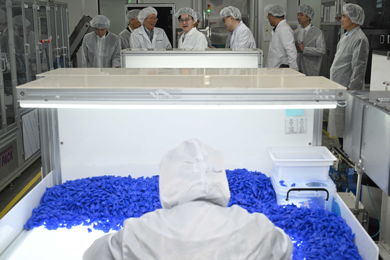 의료용품 원료 수급 상황 점검하는 김정관 장관