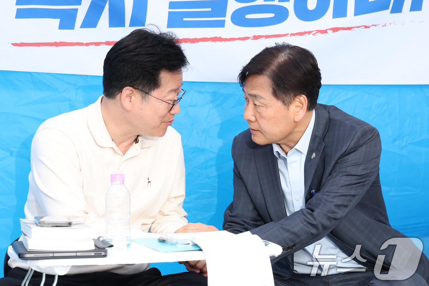 (서울=뉴스1) 신웅수 기자 = 6·3 지방선거 더불어민주당 전북지사 경선에서 낙마한 안호영 더불어민주당 의원(왼쪽)이 13일 오전 서울 여의도 국회 본관 앞에 마련된 단식 농성장 …