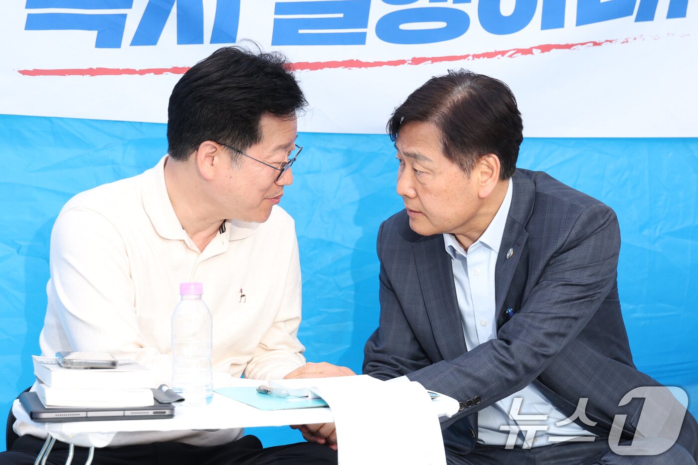 본문 이미지 - 6·3 지방선거 더불어민주당 전북지사 경선에서 낙마한 안호영 더불어민주당 의원(왼쪽)이 13일 오전 서울 여의도 국회 본관 앞에 마련된 단식 농성장에서 김관영 전북지사를 접견하고 있다. 2026.4.13 ⓒ 뉴스1 신웅수 기자