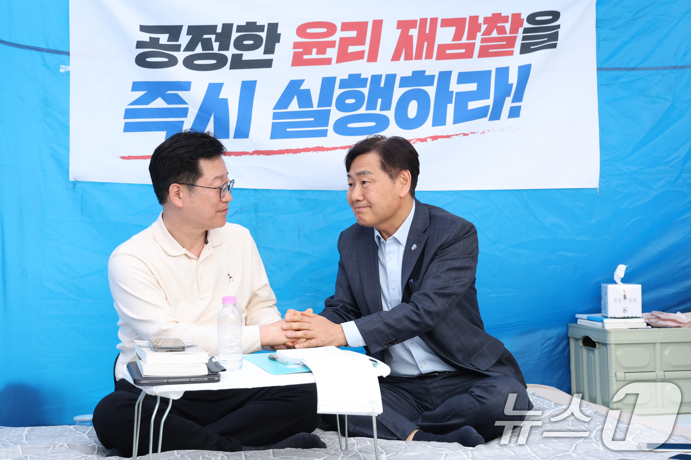 (서울=뉴스1) 신웅수 기자 = 6·3 지방선거 더불어민주당 전북지사 경선에서 낙마한 안호영 더불어민주당 의원(왼쪽)이 13일 오전 서울 여의도 국회 본관 앞에 마련된 단식 농성장 …