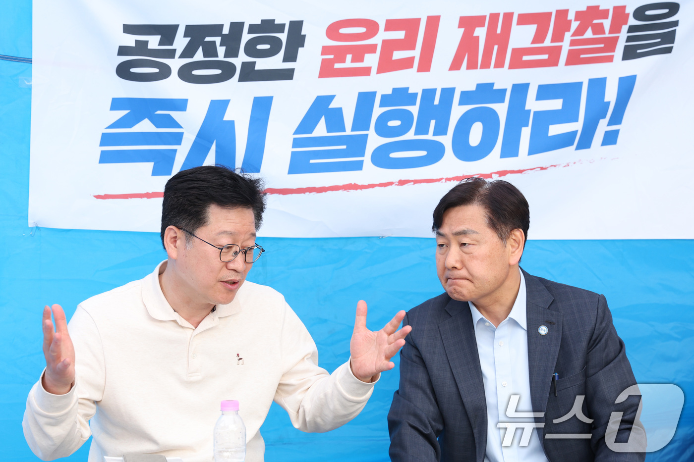 (서울=뉴스1) 신웅수 기자 = 6·3 지방선거 더불어민주당 전북지사 경선에서 낙마한 안호영 더불어민주당 의원(왼쪽)이 13일 오전 서울 여의도 국회 본관 앞에 마련된 단식 농성장 …