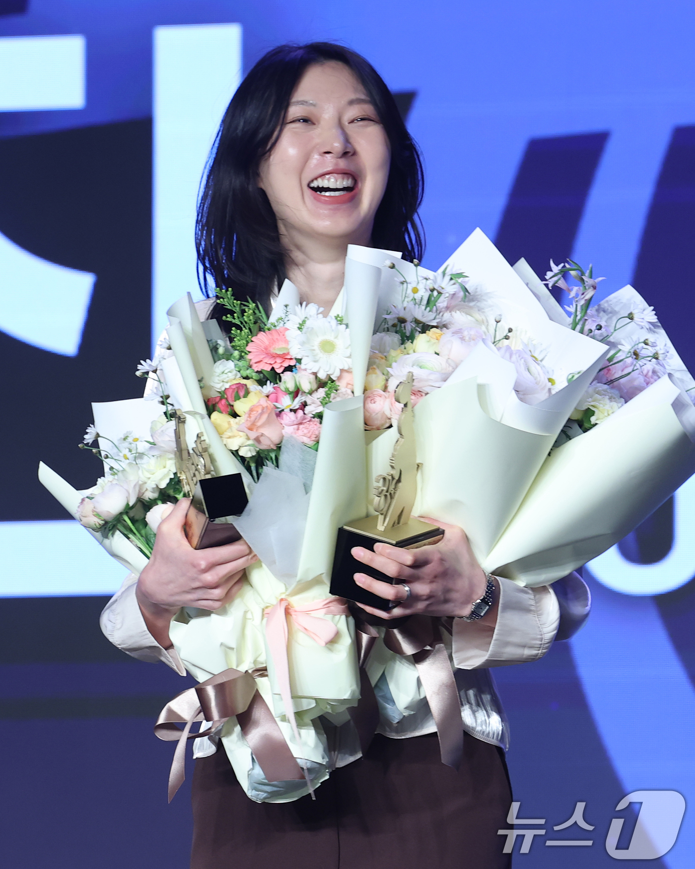 (서울=뉴스1) 오대일 기자 = 13일 오후 서울 광진구 그랜드 워커힐 호텔에서 열린 프로배구 진에어 2025-2026 V리그 시상식에서 신기록상(득점, 블로킹)을 수상한 현대건설 …