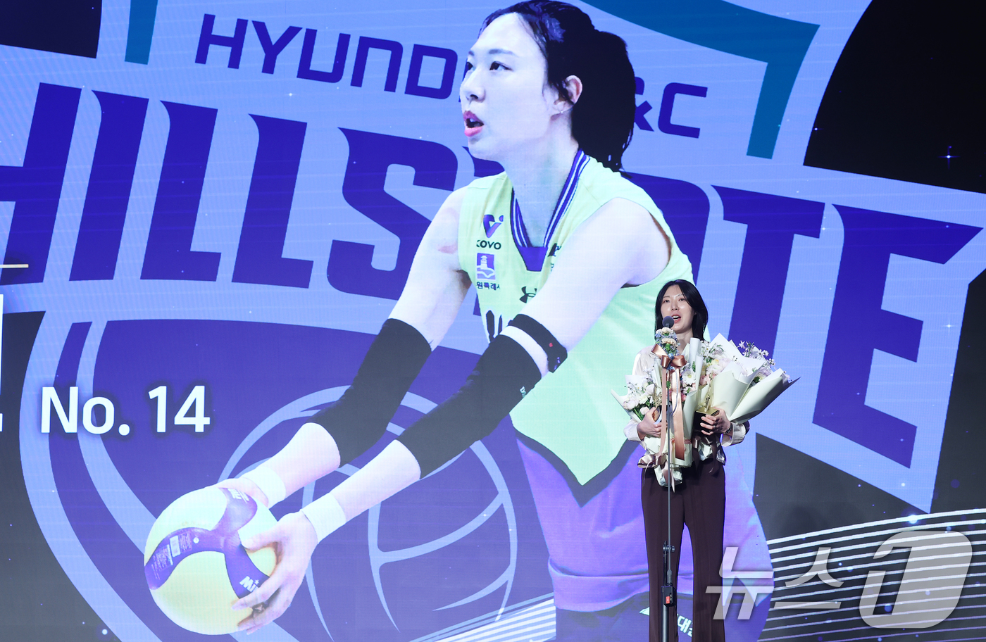 (서울=뉴스1) 오대일 기자 = 13일 오후 서울 광진구 그랜드 워커힐 호텔에서 열린 프로배구 진에어 2025-2026 V리그 시상식에서 신기록상(득점, 블로킹)을 수상한 현대건설 …