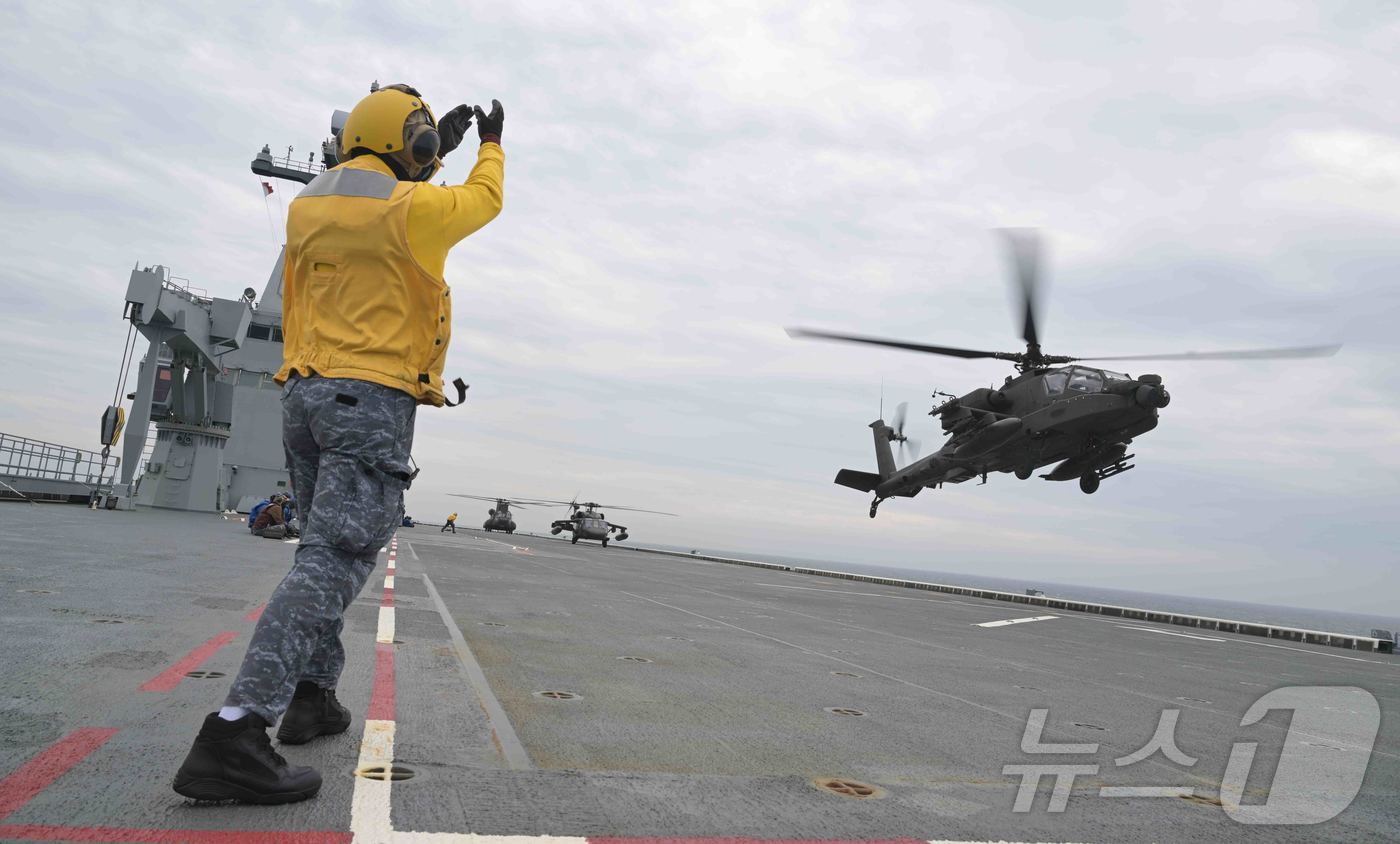 (부산=뉴스1) 윤일지 기자 = 해군 제5기뢰·상륙전단 소속 대형수송함 마라도함(LPH, 1만4500톤급)이 13일 부산 남형제도 인근 해상에서 해군·해병대·육군 \'합동 헬기 이 …