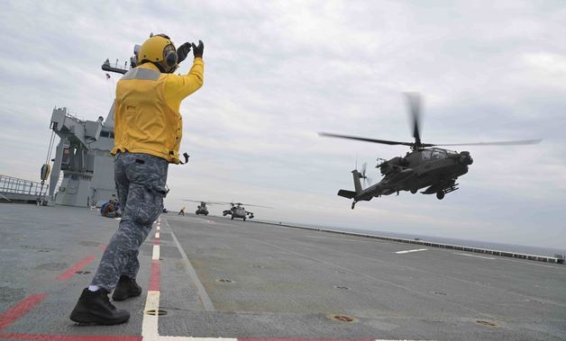 해군 마라도함서 이륙하는 육군 아파치 헬기