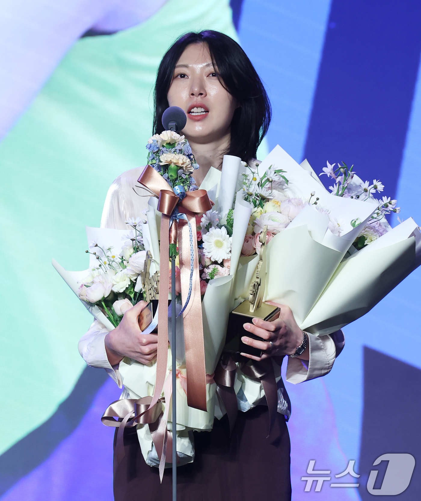 (서울=뉴스1) 오대일 기자 = 13일 오후 서울 광진구 그랜드 워커힐 호텔에서 열린 프로배구 진에어 2025-2026 V리그 시상식에서 신기록상(득점, 블로킹)을 수상한 현대건설 …