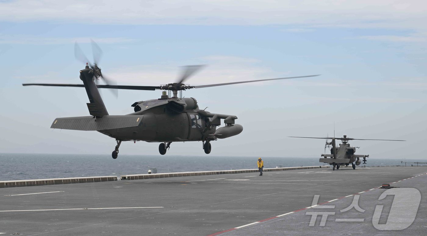 (부산=뉴스1) 윤일지 기자 = 해군 제5기뢰·상륙전단 소속 대형수송함 마라도함(LPH, 1만4500톤급)이 13일 부산 남형제도 인근 해상에서 해군·해병대·육군 \'합동 헬기 이 …