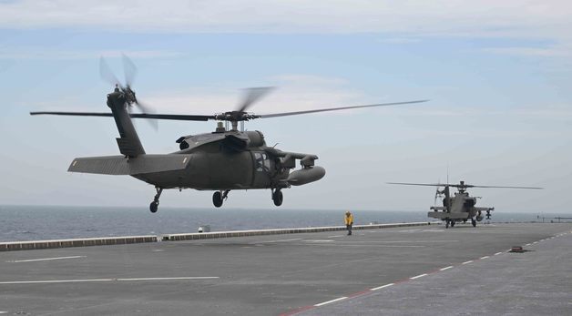 마라도함 착함하는 아파치 헬기