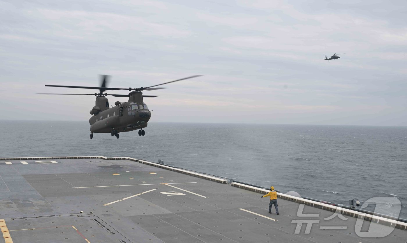 (부산=뉴스1) 윤일지 기자 = 해군 제5기뢰·상륙전단 소속 대형수송함 마라도함(LPH, 1만4500톤급)이 13일 부산 남형제도 인근 해상에서 해군·해병대·육군 \'합동 헬기 이 …