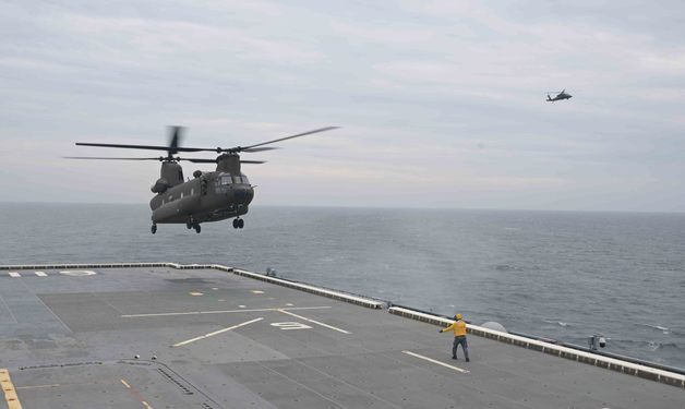 마라도함 착함하는 육군 치누크 헬기
