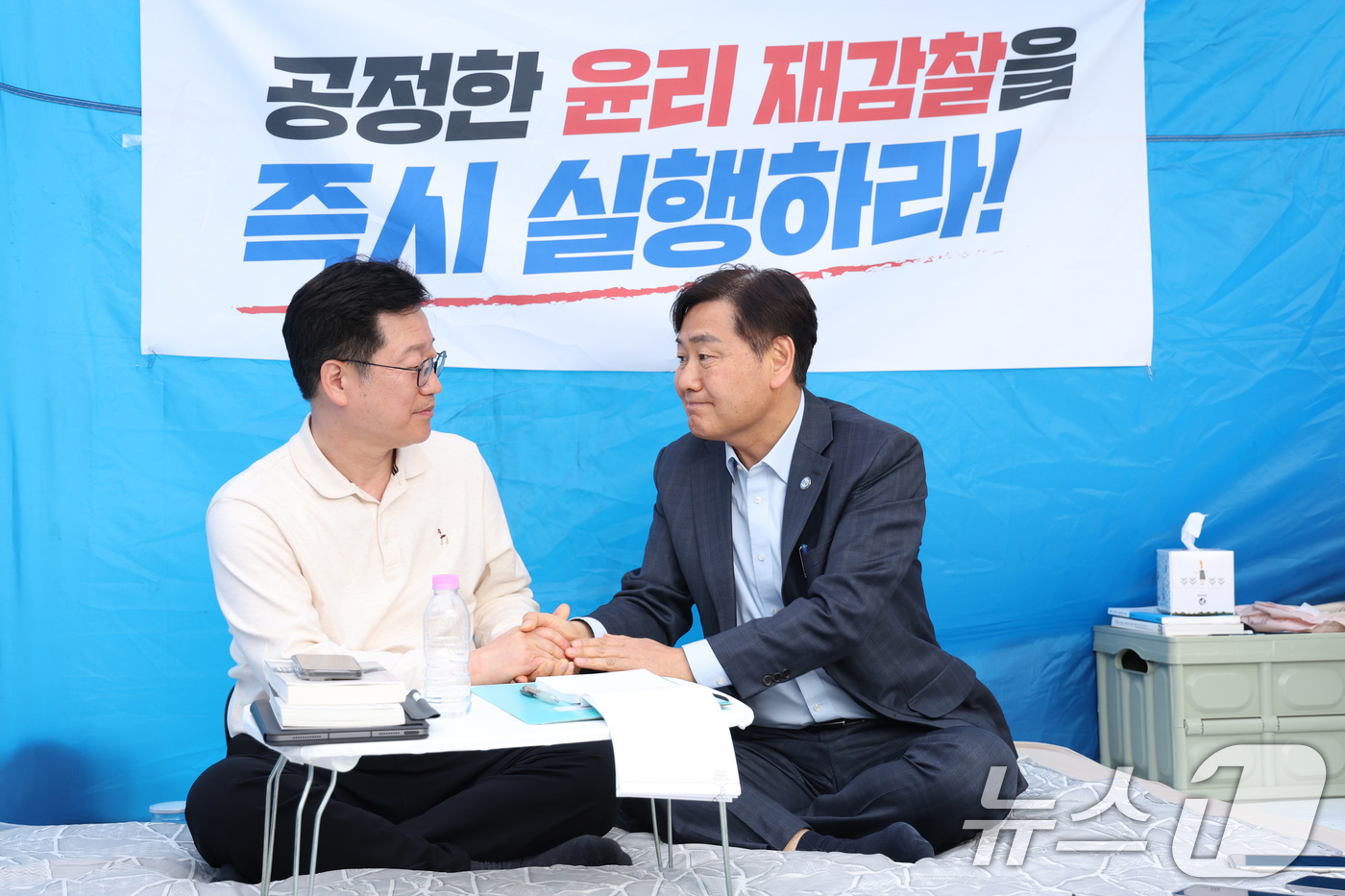 (서울=뉴스1) 신웅수 기자 = 6·3 지방선거 더불어민주당 전북지사 경선에서 낙마한 안호영 더불어민주당 의원(왼쪽)이 13일 오전 서울 여의도 국회 본관 앞에 마련된 단식 농성장 …