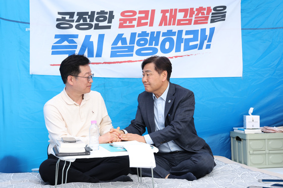 '단식' 안호영 찾은 김관영 "수척해진 동료 모습에 가슴 미어져"