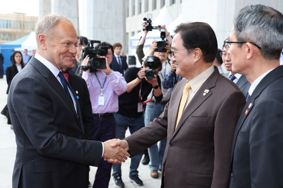 폴란드 총리와 인사하는 우원식 의장