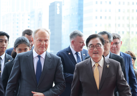 폴란드 총리와 걷는 우원식 의장