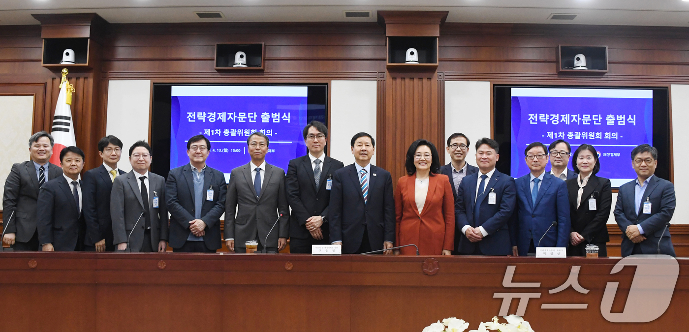 (서울=뉴스1) 김명섭 기자 = 구윤철 부총리 겸 재정경제부 장관이 13일 서울 종로구 서울정부청사에서 열린 제 1차 전략경제자문단 총괄위원회에서 기념촬영을 하고 있다. (재정경제 …