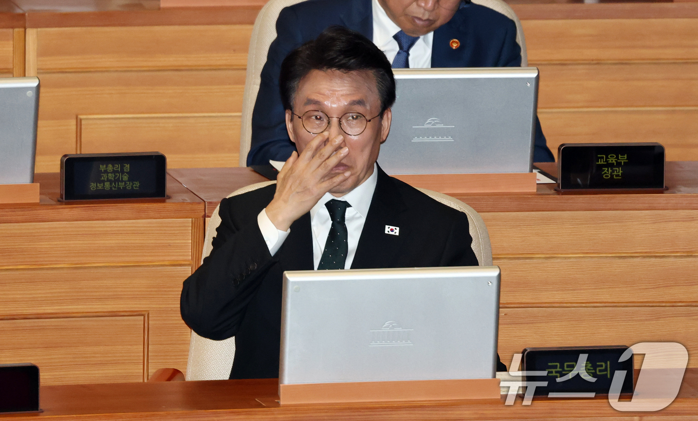 (서울=뉴스1) 이승배 기자 = 13일 서울 여의도 국회에서 열린 제434국회(임시회) 제4차 본회의 교육·사회·문화 분야에 관한 대정부질문에서 김민석 국무총리가 얼굴을 만지고 있 …