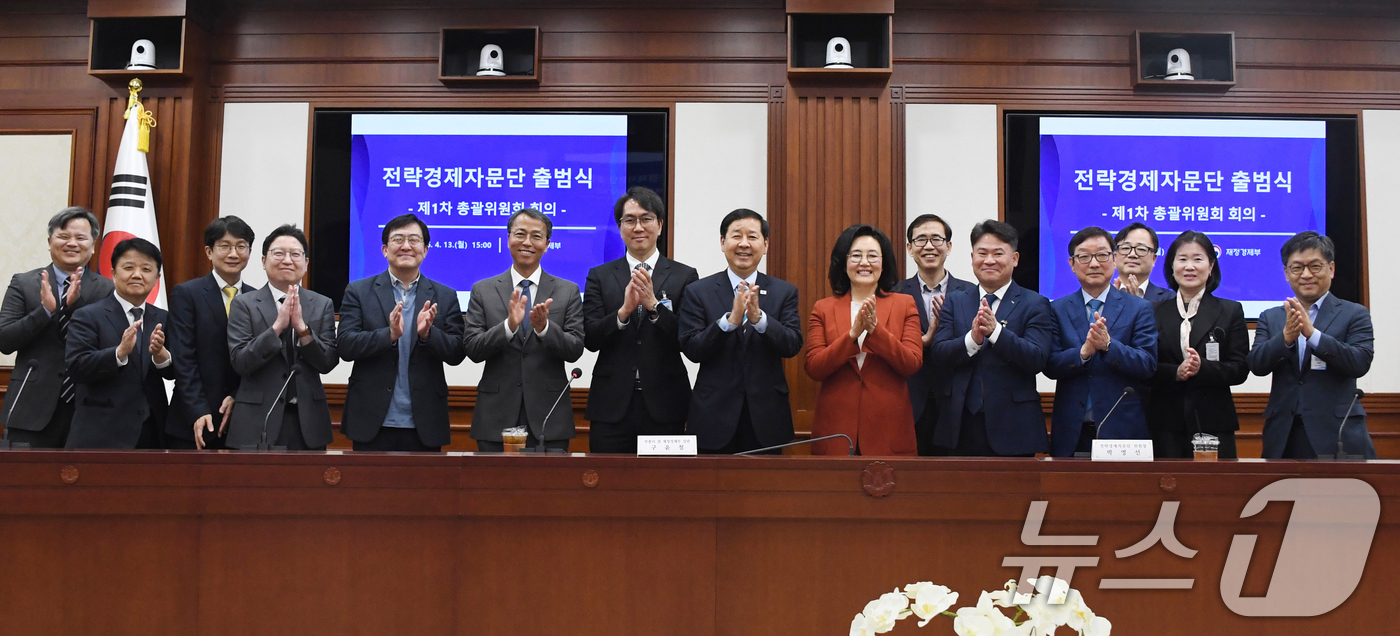 (서울=뉴스1) 김명섭 기자 = 구윤철 부총리 겸 재정경제부 장관이 13일 서울 종로구 서울정부청사에서 열린 제 1차 전략경제자문단 총괄위원회에서 기념촬영을 하고 있다. (재정경제 …