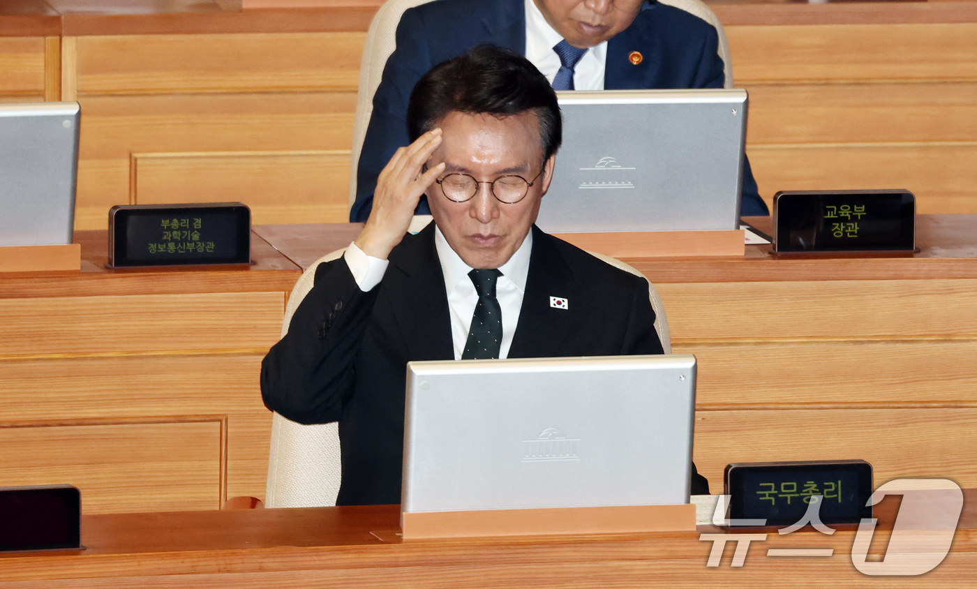 (서울=뉴스1) 이승배 기자 = 13일 서울 여의도 국회에서 열린 제434국회(임시회) 제4차 본회의 교육·사회·문화 분야에 관한 대정부질문에서 김민석 국무총리가 머리를 만지고 있 …