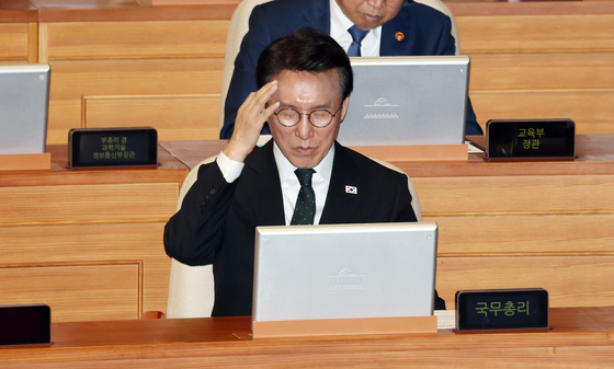 머리 만지는 김민석 국무총리