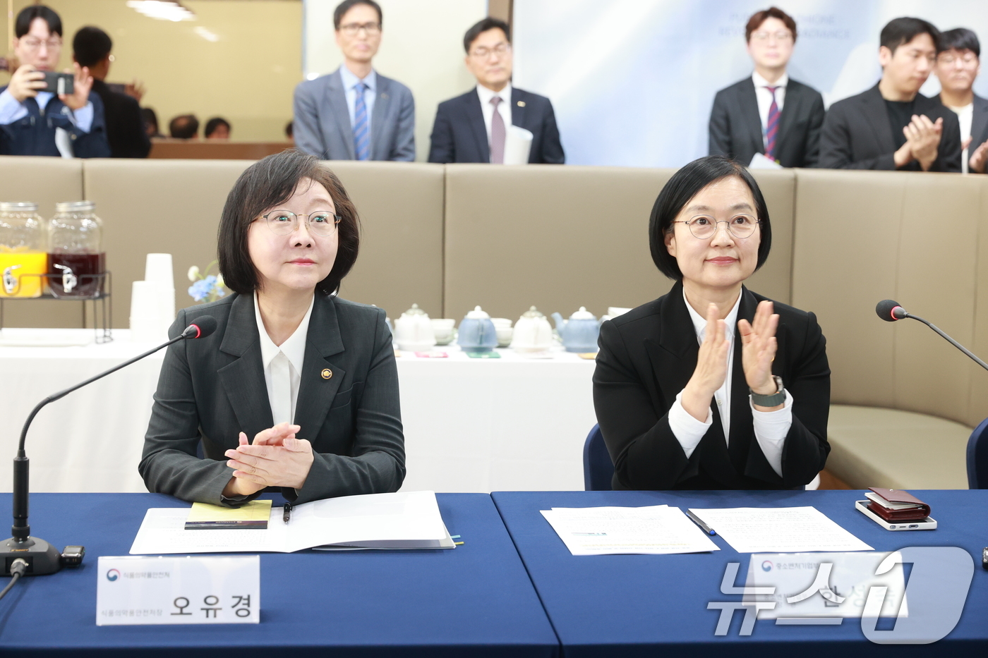 (서울=뉴스1) = 한성숙 중소벤처기업부 장관(오른쪽)과 오유경 식품의약품안전처장이 13일 충청북도 충주시 (주)아우딘퓨쳐스에서 열린 중동 전쟁 관련 K-뷰티 기업 간담회에 참석하 …