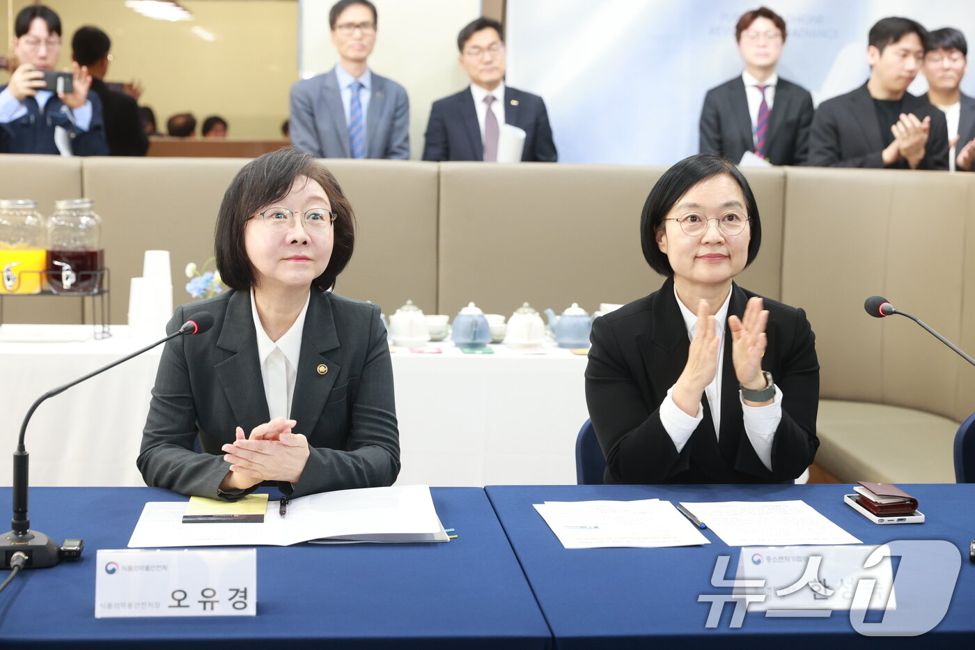 본문 이미지 - 한성숙 중소벤처기업부 장관(오른쪽)과 오유경 식품의약품안전처장이 13일 충청북도 충주시 (주)아우딘퓨쳐스에서 열린 중동 전쟁 관련 K-뷰티 기업 간담회에 참석하여 애로 사항을 청취하고 있다. (중소벤처기업부 제공. 재판매 및 DB금지) 2026.4.13 ⓒ 뉴스1