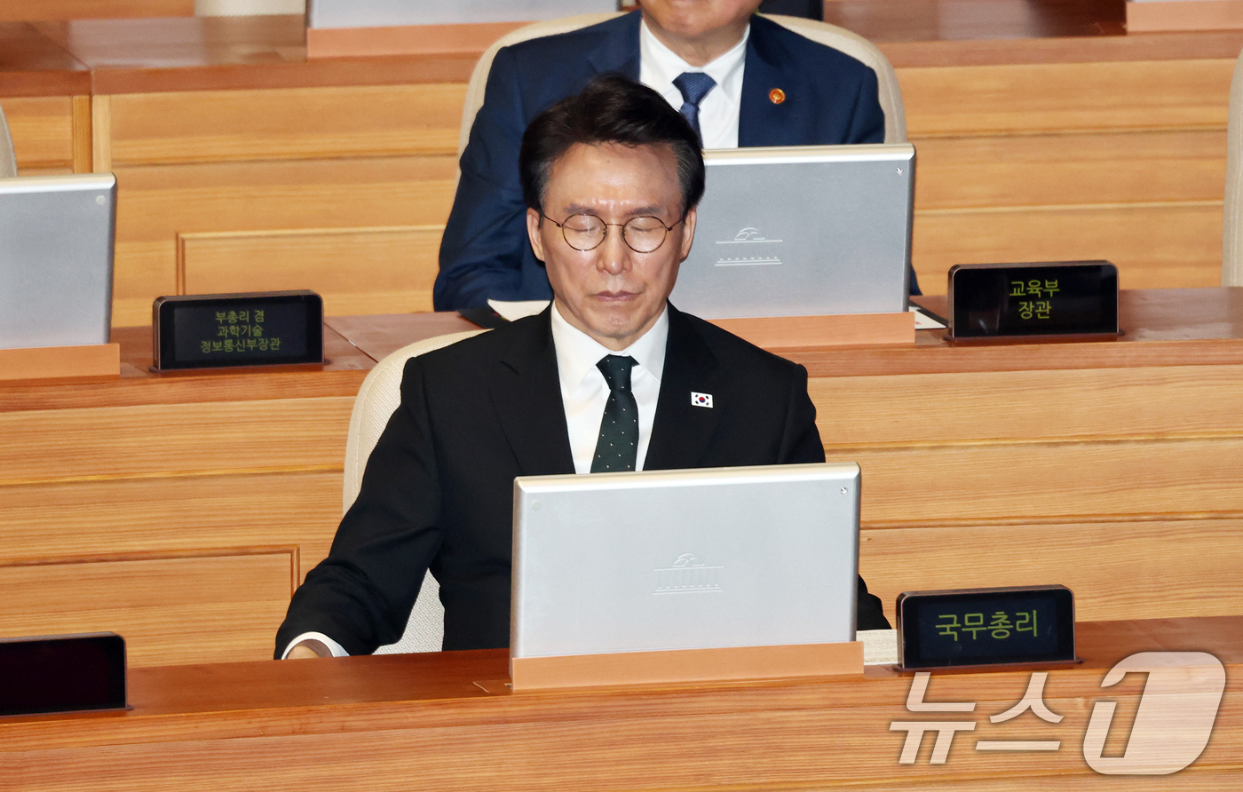 (서울=뉴스1) 이승배 기자 = 13일 서울 여의도 국회에서 열린 제434국회(임시회) 제4차 본회의 교육·사회·문화 분야에 관한 대정부질문에서 김민석 국무총리가 두 눈을 감고 있 …