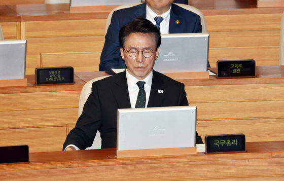 눈 감은 김민석 국무총리