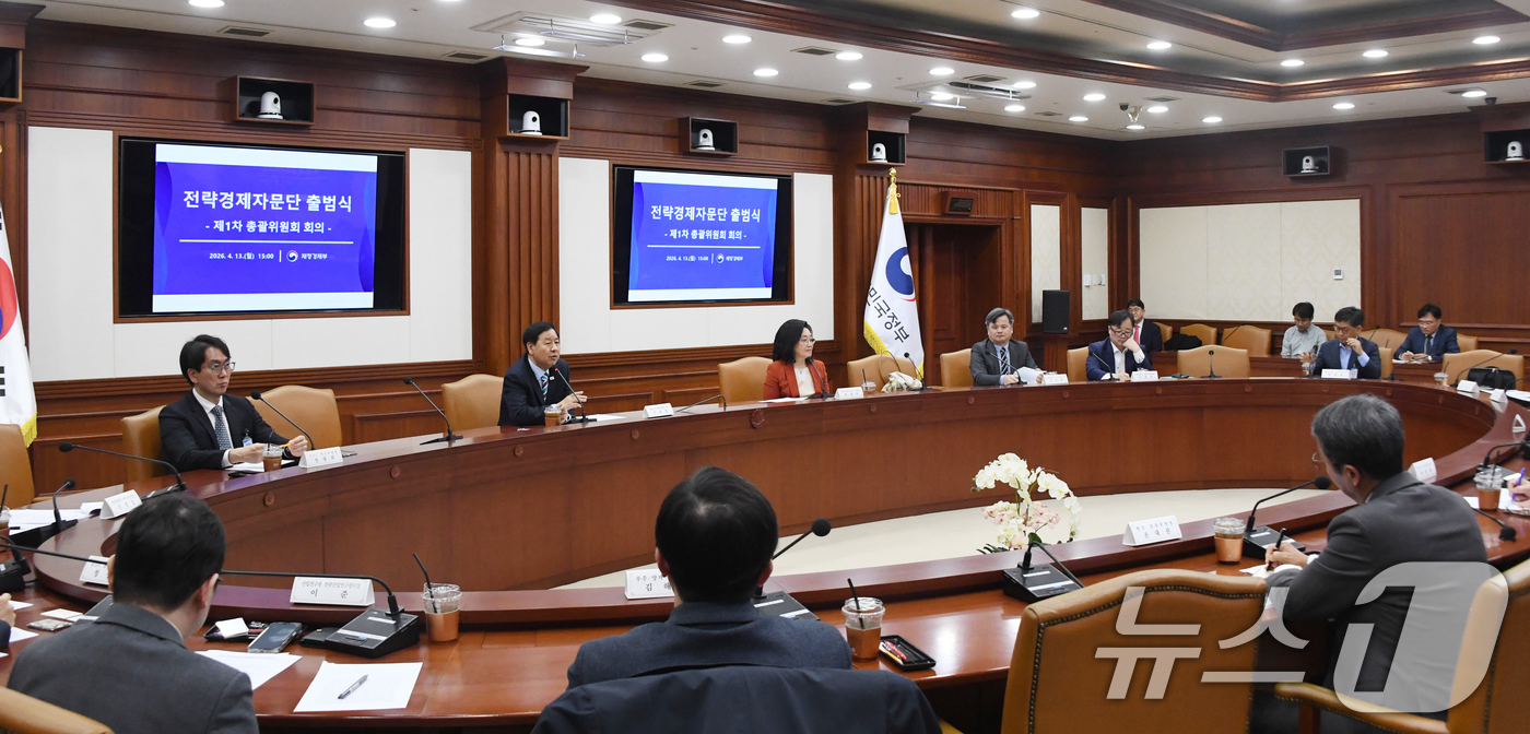 (서울=뉴스1) 김명섭 기자 = 구윤철 부총리 겸 재정경제부 장관이 13일 서울 종로구 서울정부청사에서 열린 제 1차 전략경제자문단 총괄위원회 회의에서 모두 발언을 하고 있다. ( …