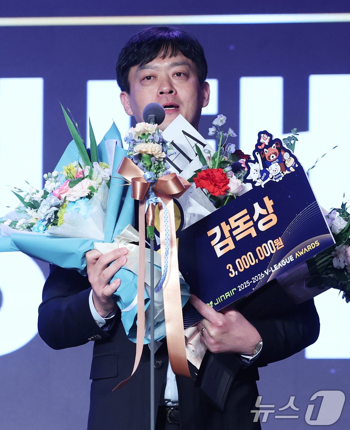 (서울=뉴스1) 오대일 기자 = 13일 오후 서울 광진구 그랜드 워커힐 호텔에서 열린 프로배구 진에어 2025-2026 V리그 시상식에서 여자부 감독상을 수상한 GS칼텍스 이영택 …