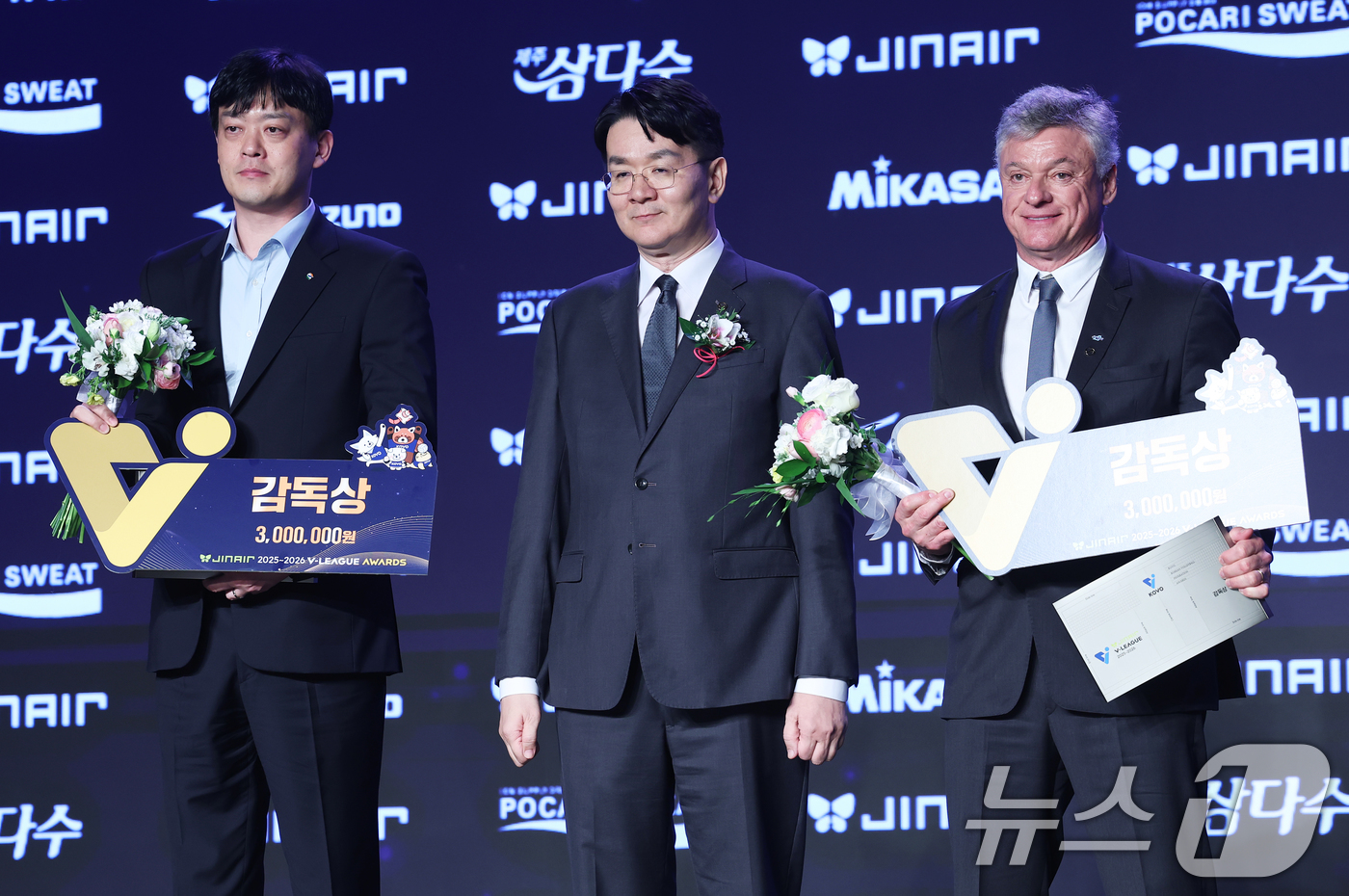 (서울=뉴스1) 오대일 기자 = 13일 오후 서울 광진구 그랜드 워커힐 호텔에서 열린 프로배구 진에어 2025-2026 V리그 시상식에서 남녀부 감독상을 수상한 대한항공 헤난 달 …