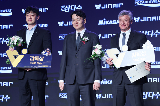 V리그 시상식 남녀 감독상 수상자들