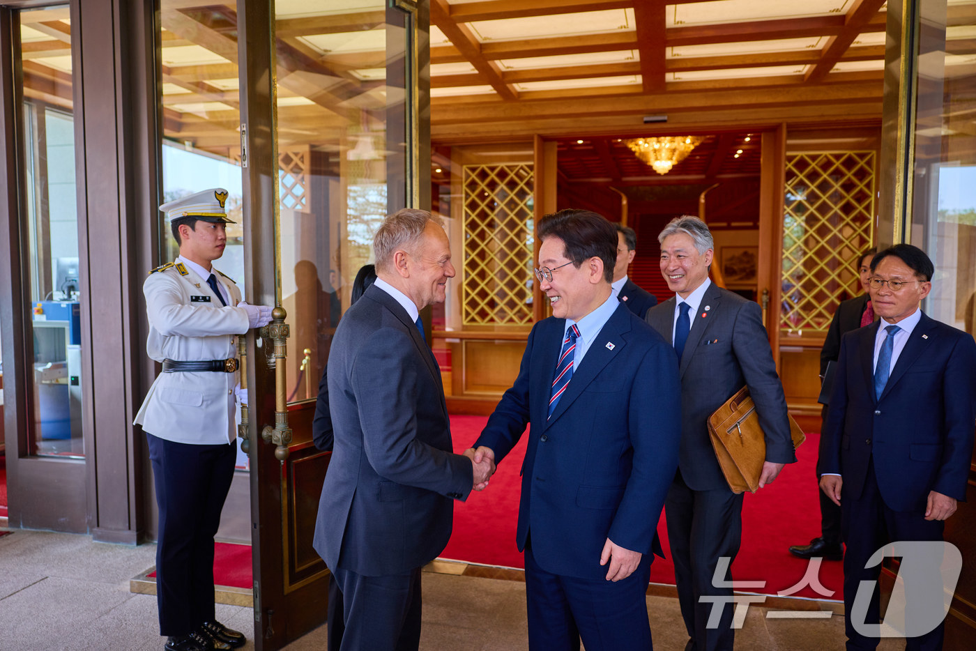 (서울=뉴스1) 이재명 기자 = 이재명 대통령이 13일 청와대에서 열린 공식 오찬을 마친 후 도날드 투스크 폴란드 총리와 인사를 나누고 있다. (청와대 제공. 재판매 및 DB 금지 …