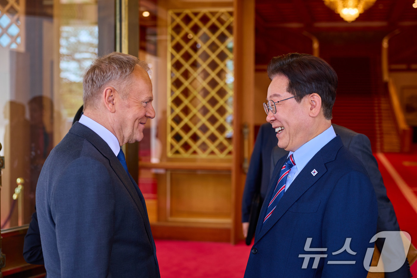 (서울=뉴스1) 이재명 기자 = 이재명 대통령이 13일 청와대에서 열린 공식 오찬을 마친 후 도날드 투스크 폴란드 총리와 인사를 나누고 있다. (청와대 제공. 재판매 및 DB 금지 …