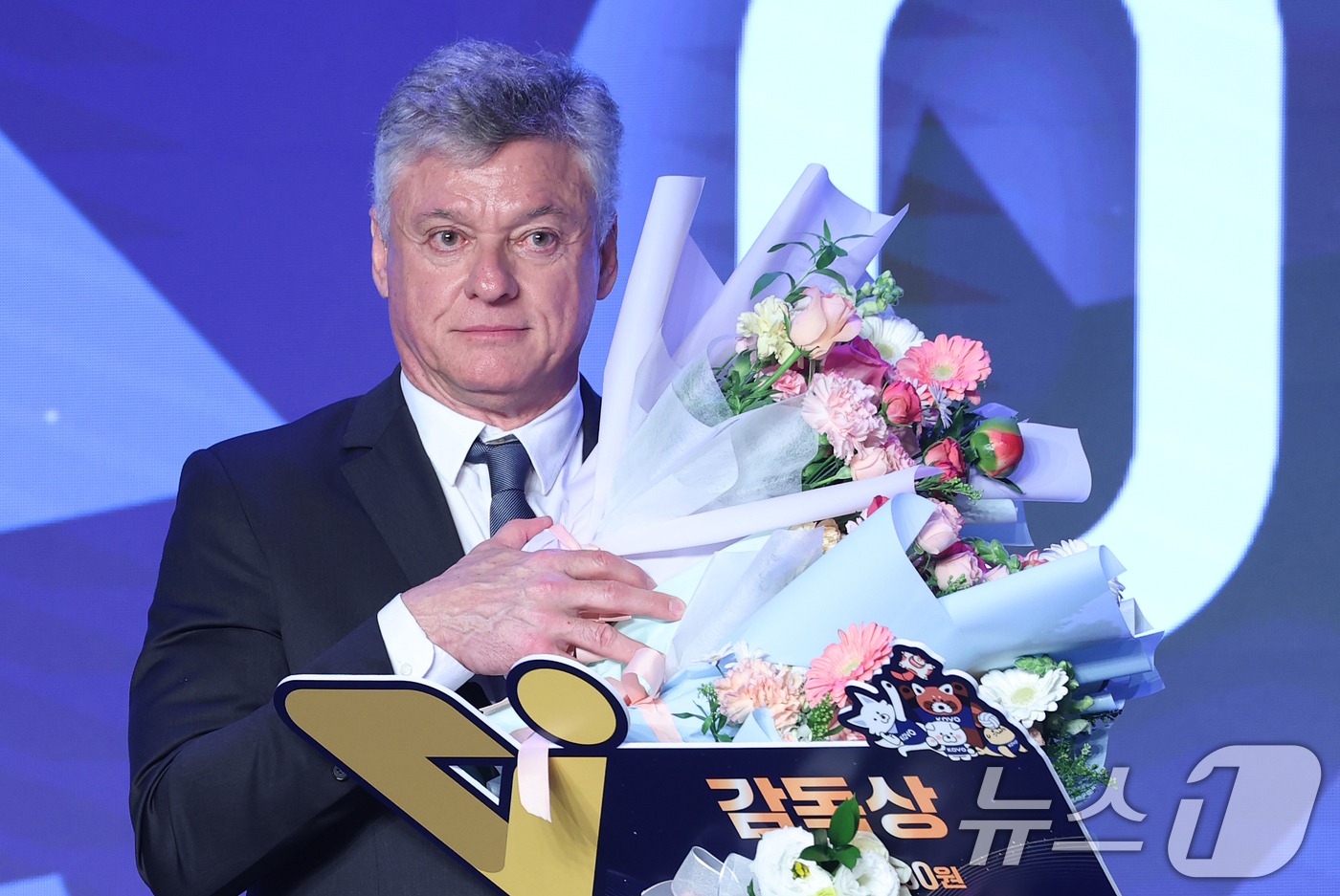 (서울=뉴스1) 오대일 기자 = 13일 오후 서울 광진구 그랜드 워커힐 호텔에서 열린 프로배구 진에어 2025-2026 V리그 시상식에서 남자부 감독상을 수상한 대한항공 헤난 달 …