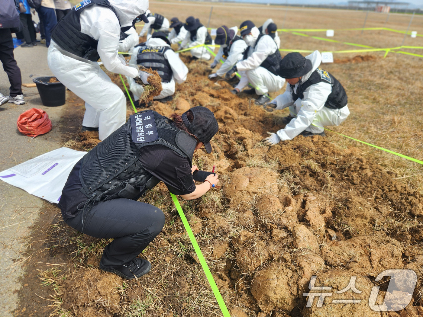 (무안=뉴스1) 이승현 기자 = 13일 전남 무안국제공항에서 제주항공 여객기 참사 희생자 유해와 유류품을 찾기 위한 범정부 차원의 전면 재수색이 이뤄지고 있다. (12·29 무안공 …