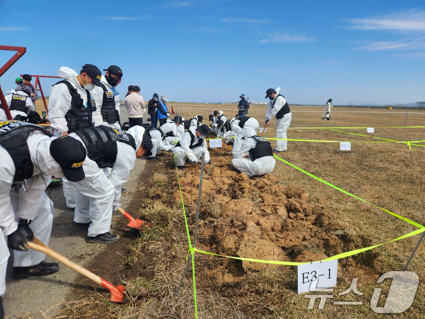 (무안=뉴스1) 이승현 기자 = 13일 전남 무안국제공항에서 제주항공 여객기 참사 희생자 유해와 유류품을 찾기 위한 범정부 차원의 전면 재수색이 이뤄지고 있다. (12·29 무안공 …