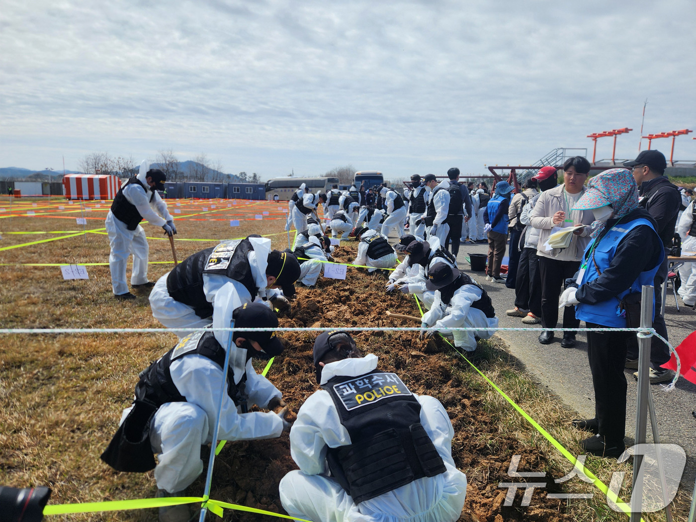 (무안=뉴스1) 이승현 기자 = 13일 전남 무안국제공항에서 제주항공 여객기 참사 희생자 유해와 유류품을 찾기 위한 범정부 차원의 전면 재수색이 이뤄지고 있다. (12·29 무안공 …