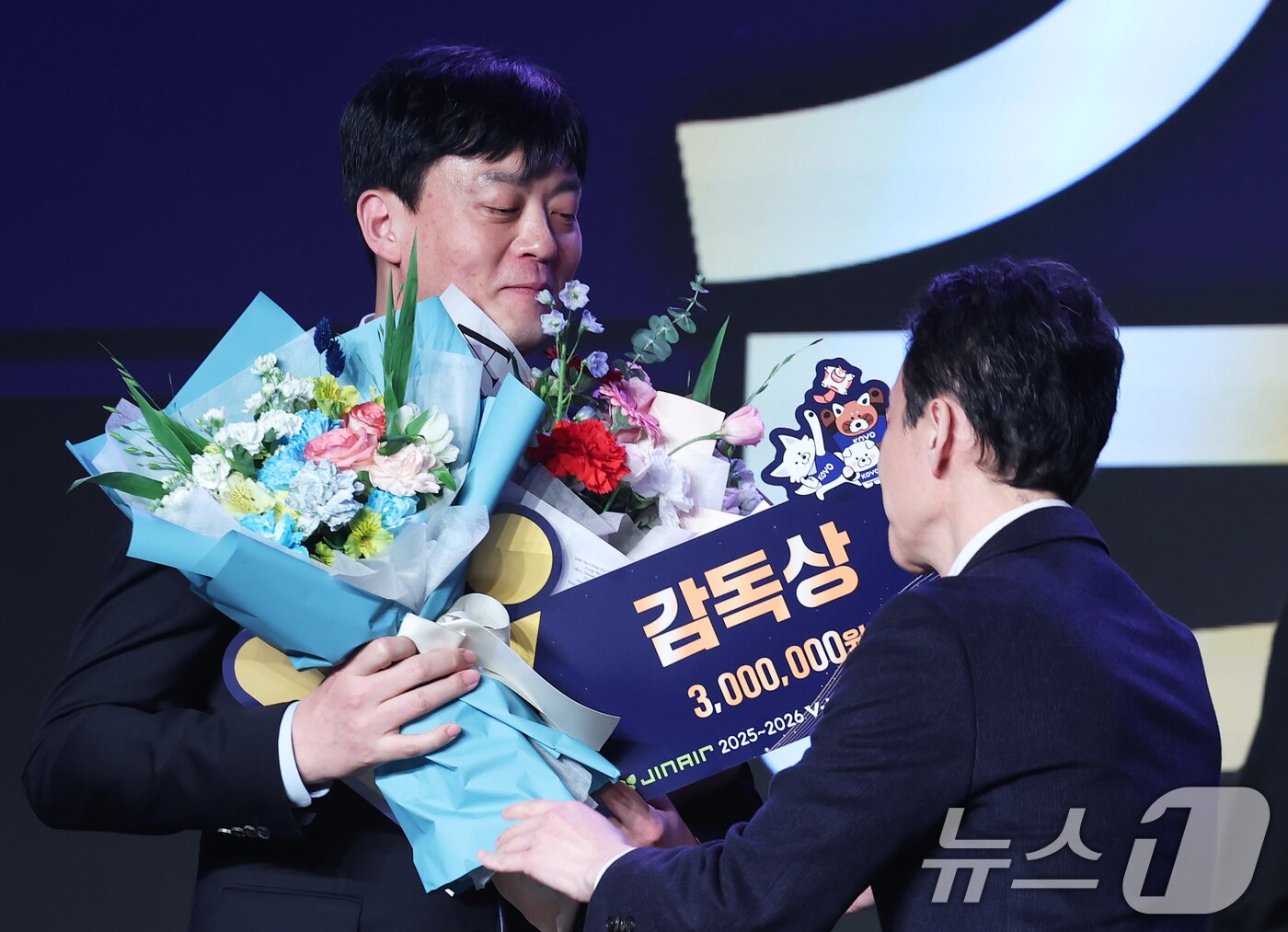 본문 이미지 - 13일 오후 서울 광진구 그랜드 워커힐 호텔에서 열린 프로배구 진에어 2025-2026 V리그 시상식에서 여자부 감독상을 수상한 GS칼텍스 이영택 감독이 축하 꽃다발을 받고 있다. 2026.4.13 ⓒ 뉴스1 오대일 기자