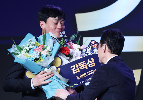 V-리그 감독상 수상한 GS칼텍스 이영택 감독