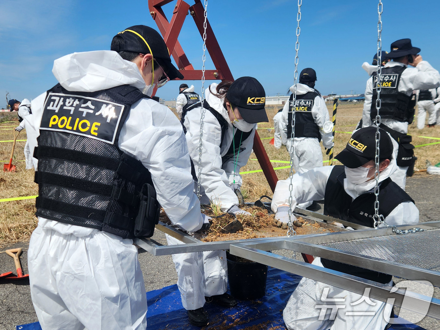 (무안=뉴스1) 이승현 기자 = 13일 전남 무안국제공항에서 제주항공 여객기 참사 희생자 유해와 유류품을 찾기 위한 범정부 차원의 전면 재수색이 이뤄지고 있다. (12·29 무안공 …