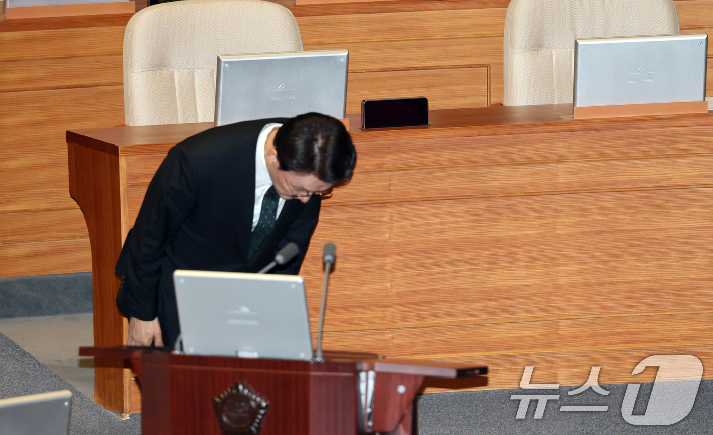 (서울=뉴스1) 이승배 기자 = 13일 서울 여의도 국회에서 열린 제434국회(임시회) 제4차 본회의 교육·사회·문화 분야에 관한 대정부질문에서 김민석 국무총리가 인사하고 있다. …